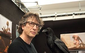 Neil Gaiman pide retirarse de ‘Good Omens’ tras sus acusaciones por abusos sexuales