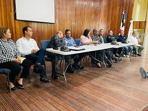 Coronel Matías Frías Candelario lidera reunión estratégica con dueños de negocios de bebidas alcohólicas