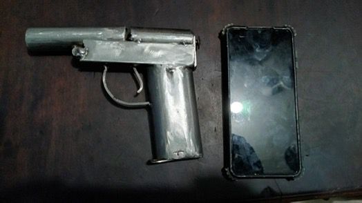 Acción rápida policial captura a individuo en flagrante delito con arma de fabricación casera en Najayo Arriba
