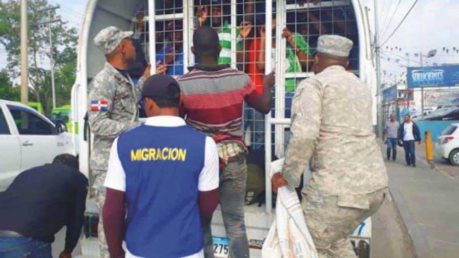 Migración promete «repensar» sus acciones luego que hombre que perseguía se lanzó de un edificio
