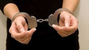 Mujer acusada de extorsión y amenaza no ha sido apresada pese a un juez ordenar su arresto el 05 de agosto