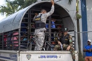 Ministro de Defensa reconoce posibles errores en operativos de Migración, pero asegura correcciones inmediatas