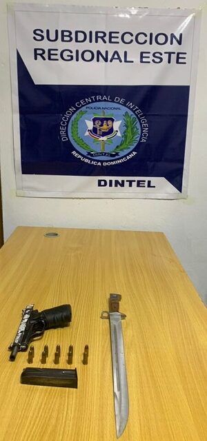 DINTEL incauta arma de fuego, apresa dos presuntos delincuentes y decomisa máquina tragamonedas en operativo en La Romana