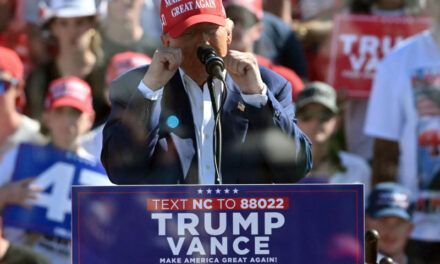 Arrestan a un hombre armado cerca de un mitin de Trump en EEUU