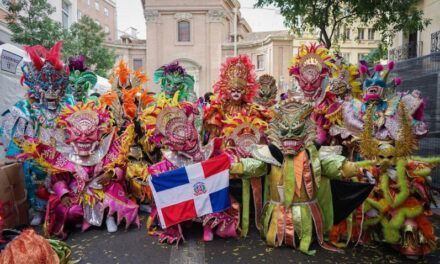 Carnaval dominicano brilla en la Cabalgata de la Hispanidad 2024 en España