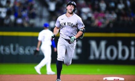 Stanton guía a los Yanquis con un cuadrangular en el octavo inning