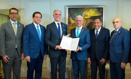 Gobierno presenta reforma laboral con patronos en contra