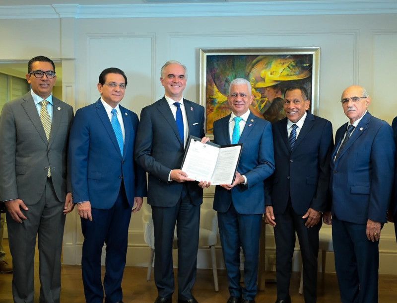 Gobierno presenta reforma laboral con patronos en contra