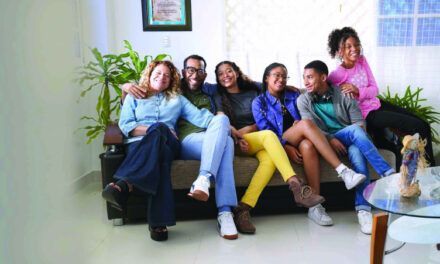 “La Familia Espejo”: la serie protagonizada por Johnnié Mercedes, su esposa y sus hijos sobre realidades familiares