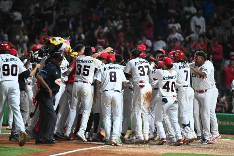 Junior Lake deja en el terreno al Licey en debut de Albert Pujols como dirigente