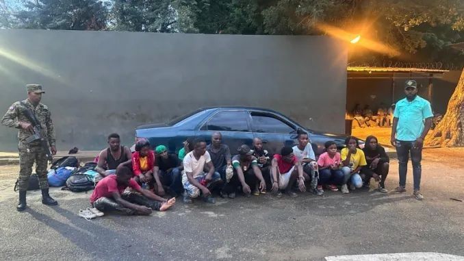 El Ejército detiene vehículo con 14 haitianos indocumentados en Montecristi