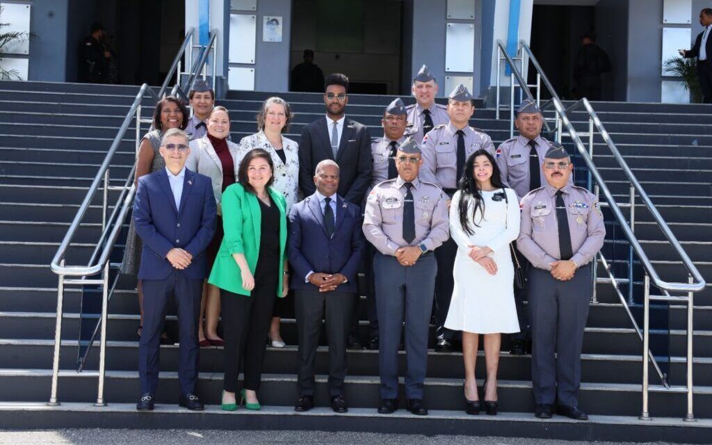 Secretario Adjunto de INL Todd Robinson conoce avances del proceso de reforma policial durante visita a la sede institucional