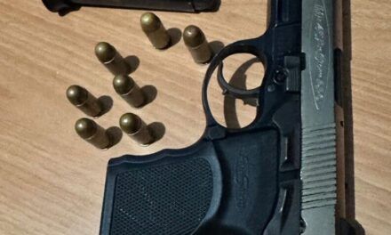 PN detiene a dos hombres tras persecución; les ocupa pistola ilegal y motocicleta sin placa