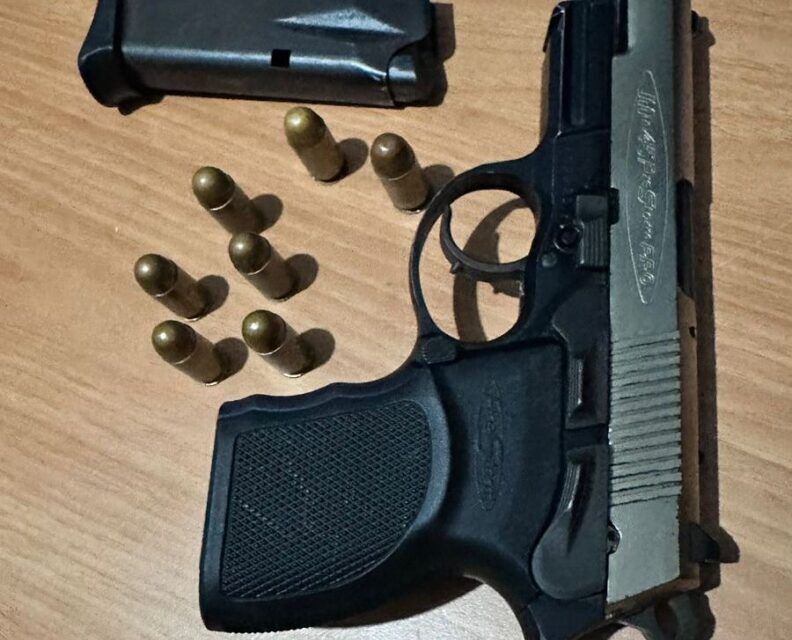 PN detiene a dos hombres tras persecución; les ocupa pistola ilegal y motocicleta sin placa