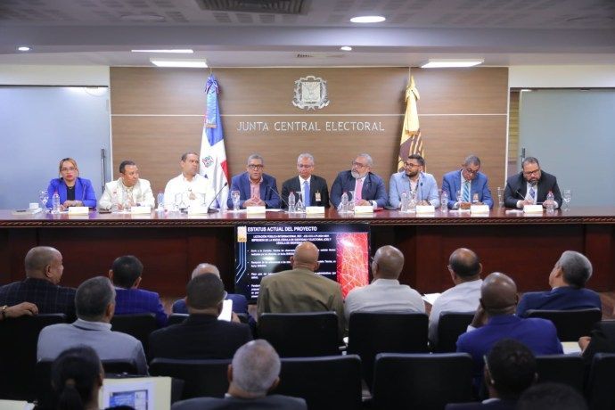 JCE presenta el estatus del proyecto para la renovación de la cédula de identidad y electoral