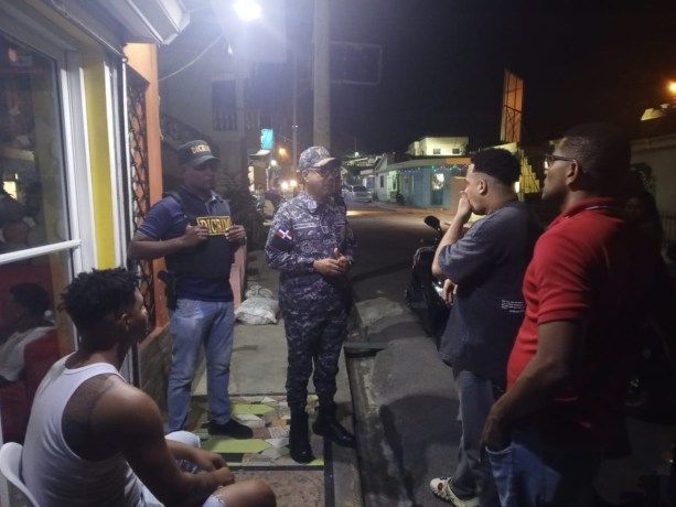 Coronel acude al lugar donde joven fue atracado frente a su negocio en Hato Mayor