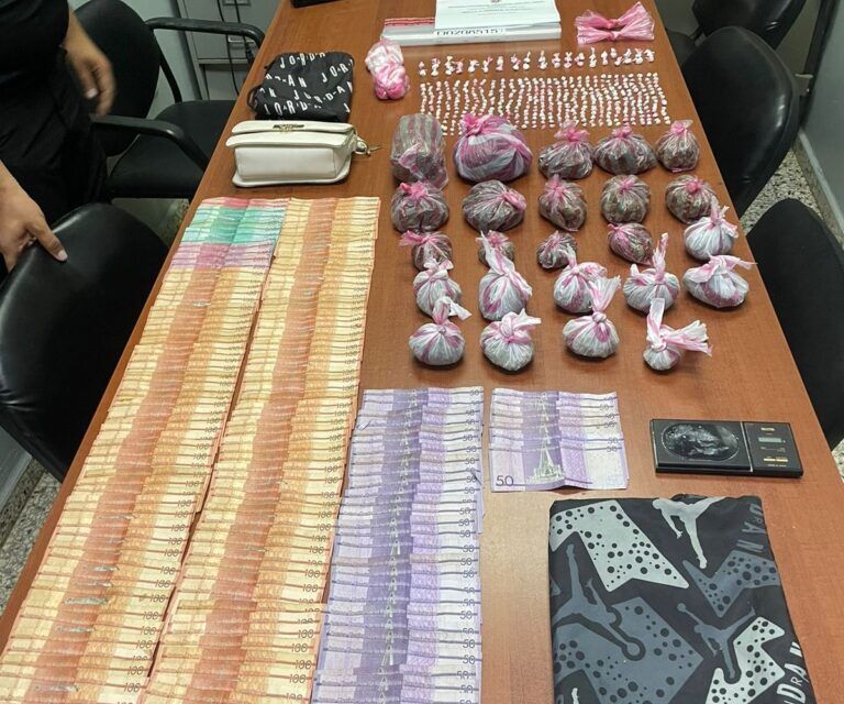 Policía en Santiago confisca drogas, balanza, celulares y dinero en allanamiento