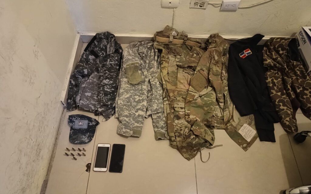 DICRIM y MP apresan a un hombre y una mujer con pertrechos militares en Villa España, La Romana.