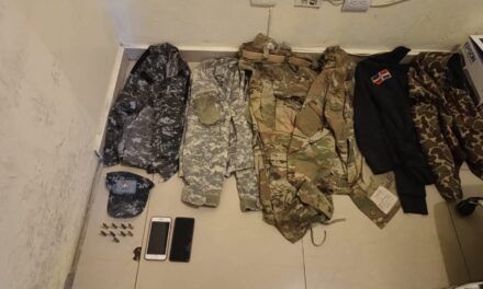 DICRIM y MP apresan a un hombre y una mujer con pertrechos militares en Villa España, La Romana.