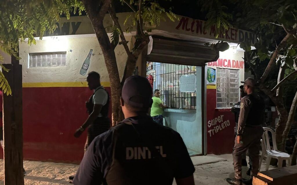Dintel incauta drogas y máquinas tragamonedas en operativo en La Romana y Villa Hermosa