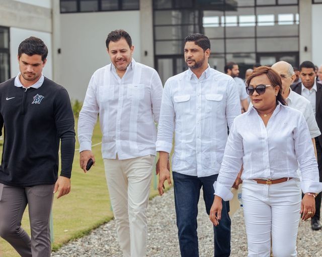 Senador de San Cristóbal Gustavonicia visitas a academias de prospectos del béisbol de cara a someter proyecto de ley
