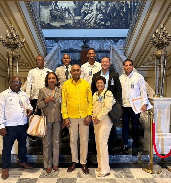 Senador Julito Fulcar y autoridades municipales gestionan obras de infraestructura en visita al Palacio Nacional