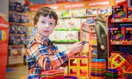 ¿Cómo los juegos de madera pueden ayudar a los niños a desarrollar habilidades motrices?