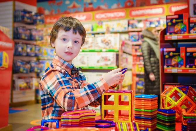 ¿Cómo los juegos de madera pueden ayudar a los niños a desarrollar habilidades motrices?