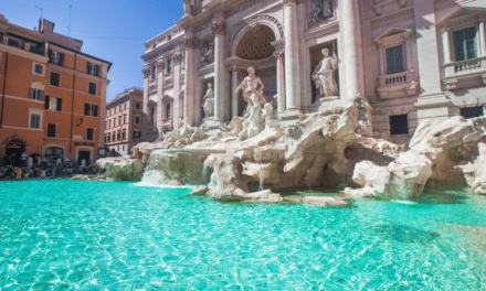 Vacían la Fontana de Trevi por obras y los turistas lanzan monedas a una bañera