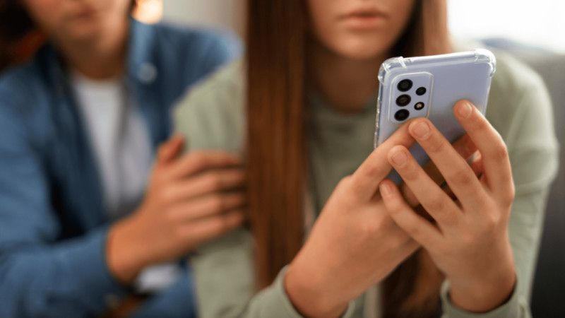 Pasos para mantenerse a salvo de estafas en línea y por teléfonos