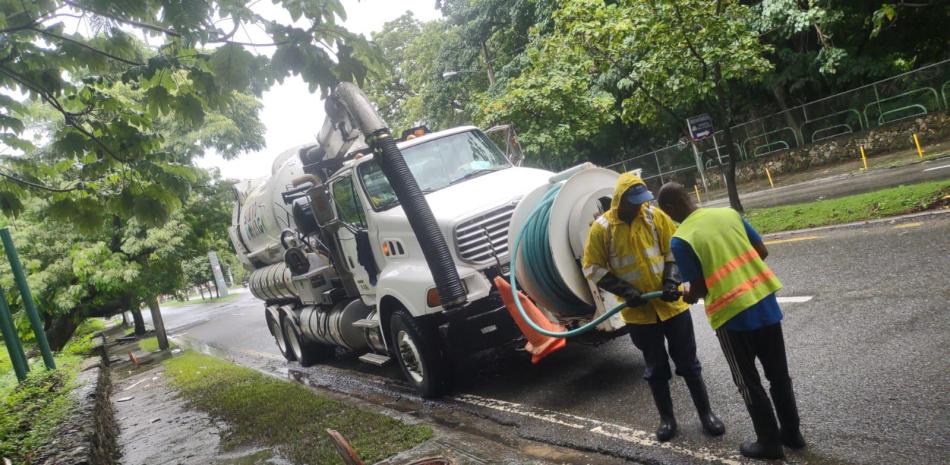 Alcaldía del Distrito Nacional amplía limpieza de imbornales ante incidencia de lluvias
