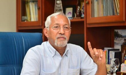 Ministro de Educación critica constante suspensión de docencia