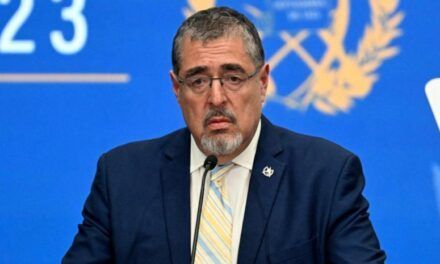 Arévalo trata de salvar a su partido