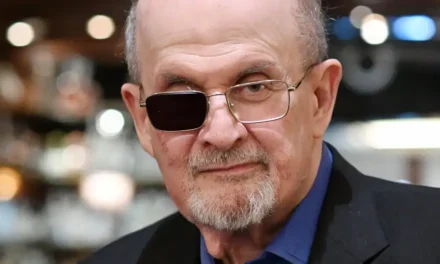 India quita veto a «Los versos satánicos» de Salman Rushdie
