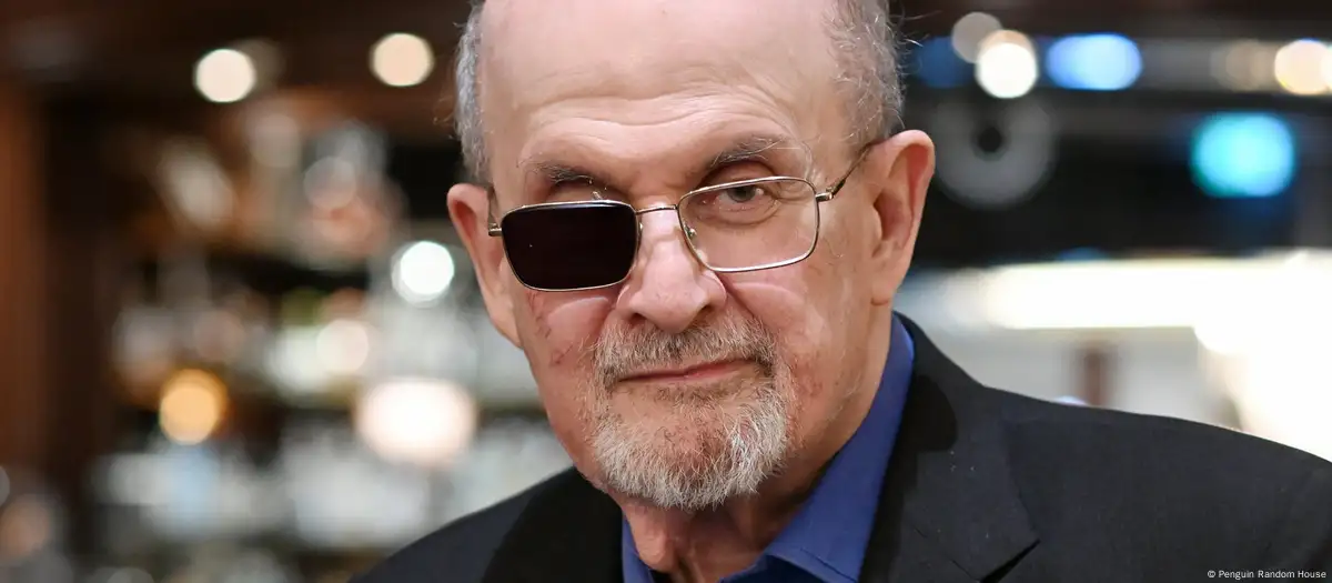 India quita veto a «Los versos satánicos» de Salman Rushdie