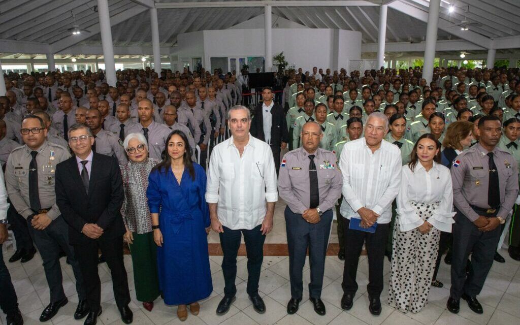 Presidente Abinader encabeza graduación histórica de los primeros 1,016 policías formados bajo la reforma policial