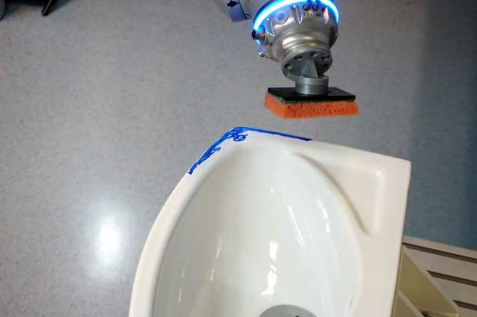 Robot que aprende a limpiar lavabos