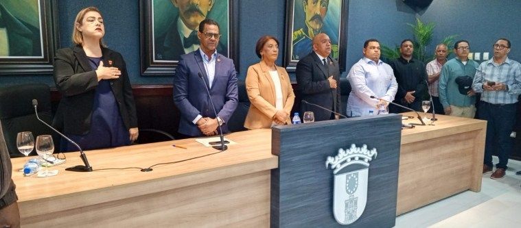 Concejo de Regidores juramenta a Amparo Custodio como alcaldesa de La Vega