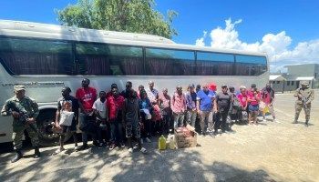 Ejército detiene autobús con 18 haitianos indocumentados en Valverde