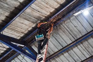 Ayuntamiento ilumina con bombillas led de 500 vatios la nave principal de ventas en el mercado Los Molina