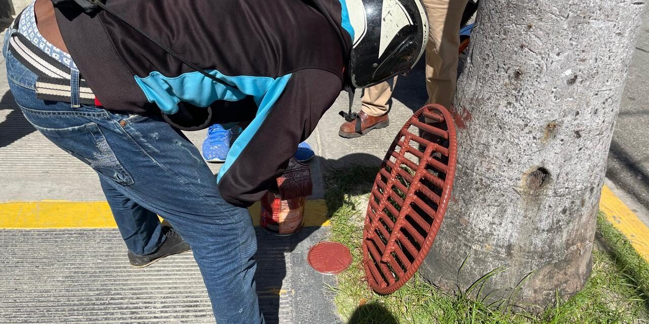 Colocan tapa metálica soldada en registro en avenida María Trinidad Sánchez con General Cabral