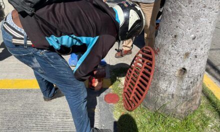 Colocan tapa metálica soldada en registro en avenida María Trinidad Sánchez con General Cabral