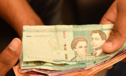 La gente movió menos pesos en efectivo y guardó sus divisas