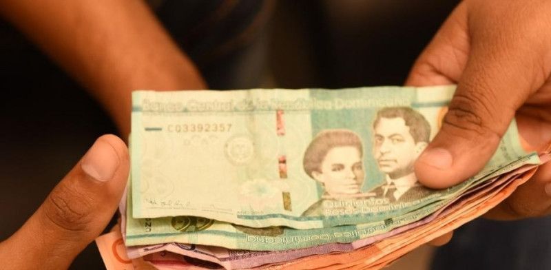 La gente movió menos pesos en efectivo y guardó sus divisas