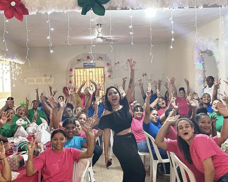 Martha Heredia visita privadas de libertad de Baní en víspera de Navidad