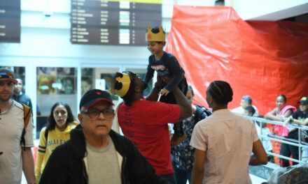 ¡De regreso a casa por Navidad! Familias se reencuentran por las festividades de Nochebuena