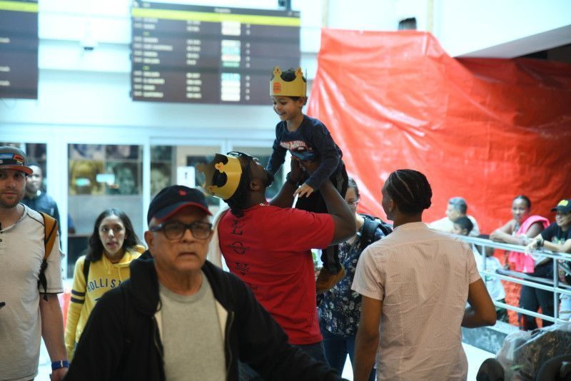 ¡De regreso a casa por Navidad! Familias se reencuentran por las festividades de Nochebuena