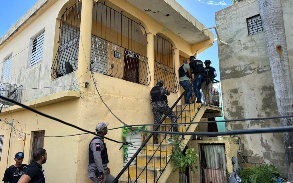 Policía desmantela dos puntos de venta de drogas y ocupa miles de porciones en La Romana