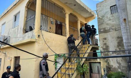 Policía desmantela dos puntos de venta de drogas y ocupa miles de porciones en La Romana