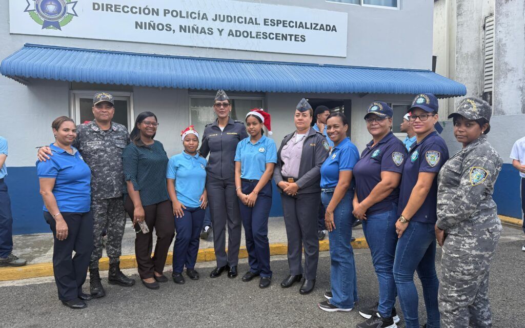 Personal de Policía NNA orienta a estudiantes del Liceo Mauricio Báez sobre derechos y deberes